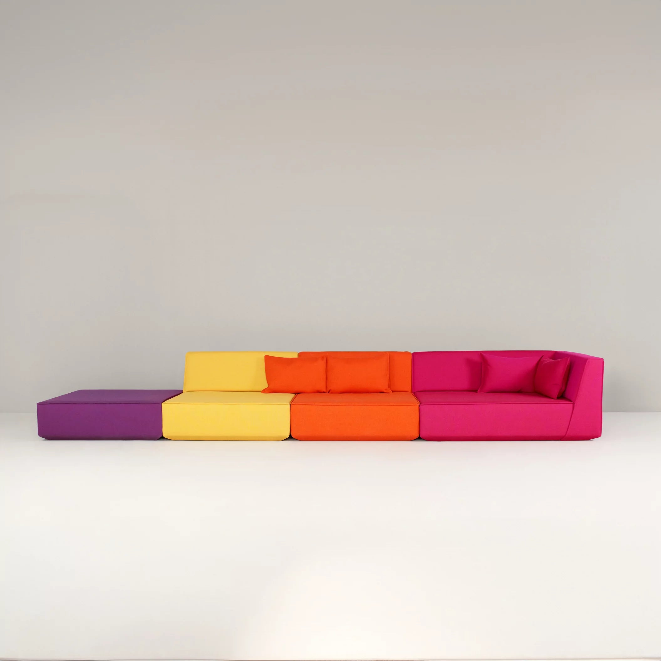 Extra langes Sofa aus vier Modulen