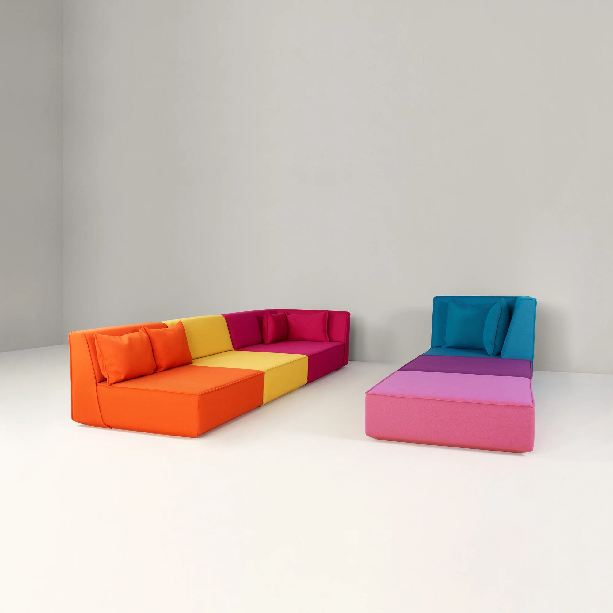 Zwei ausdrucksstarke Sofas als Duett