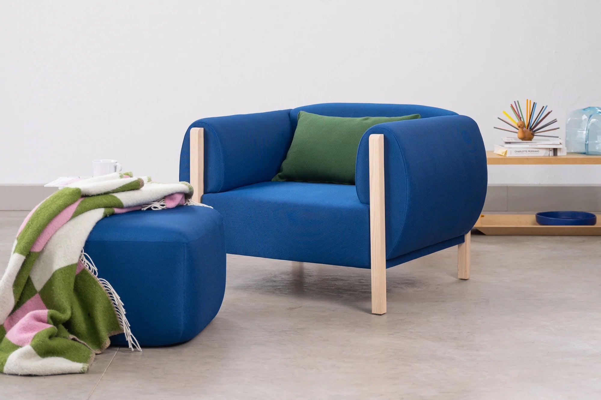 1-Sitzer Sofa Mallow in Blau mit Hocker