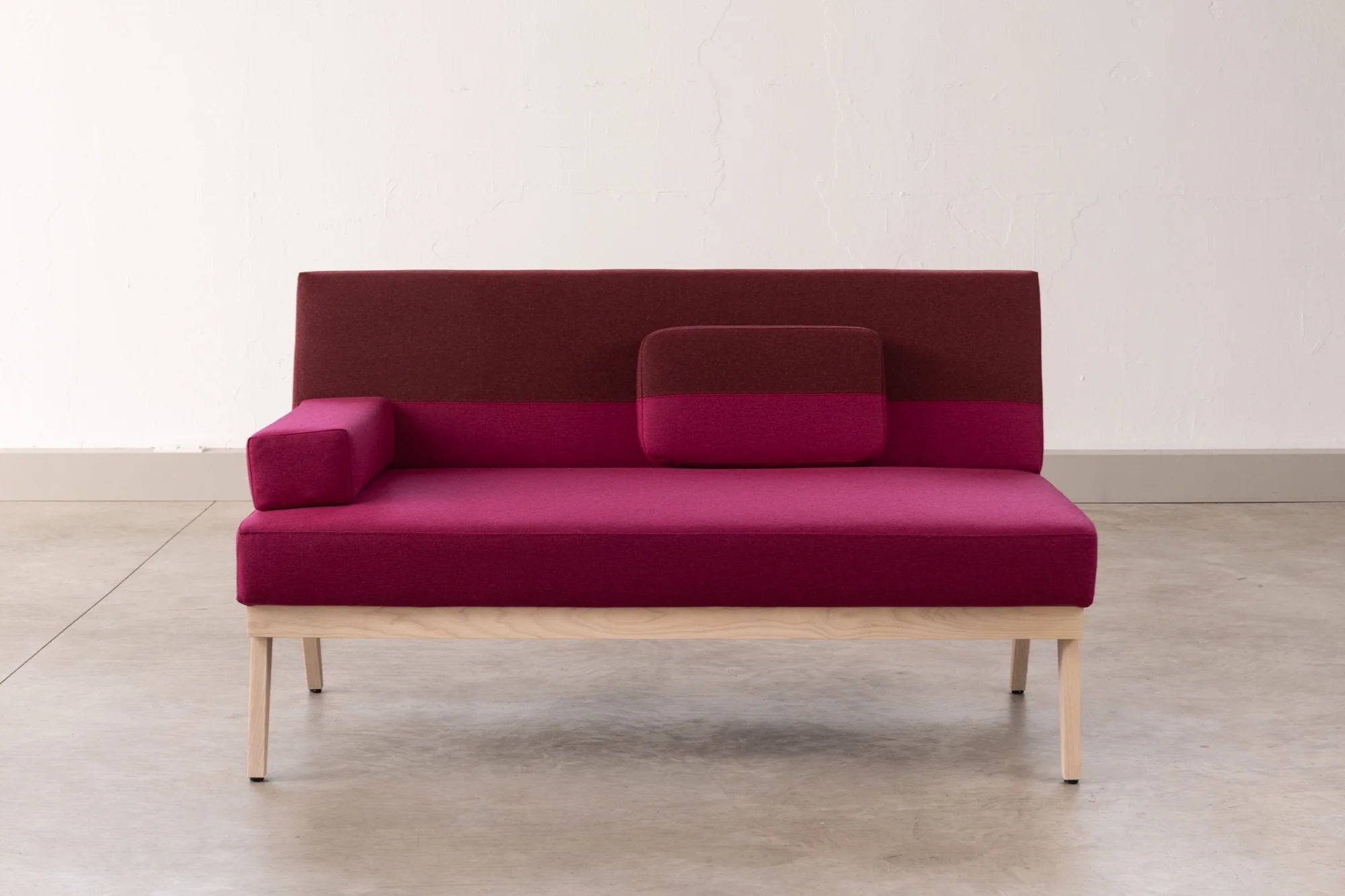 2 Sitzer Sitzsofa in Rot und Dunkelrot