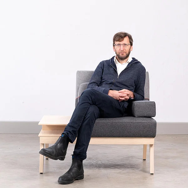 Einsitzer Sitzsofa Bauz mit Designer Christian Lessing