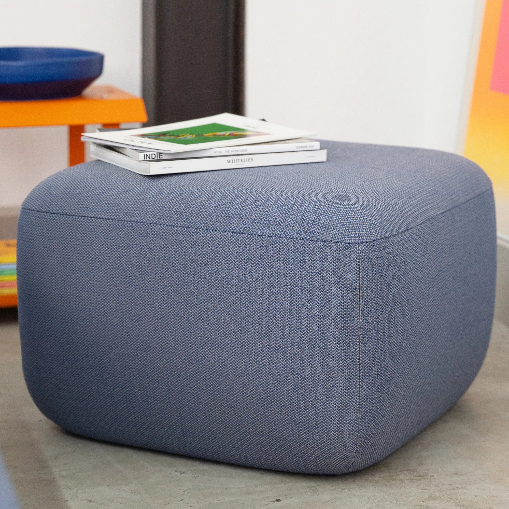 Hocker Mallow blau mit Zeitschriften