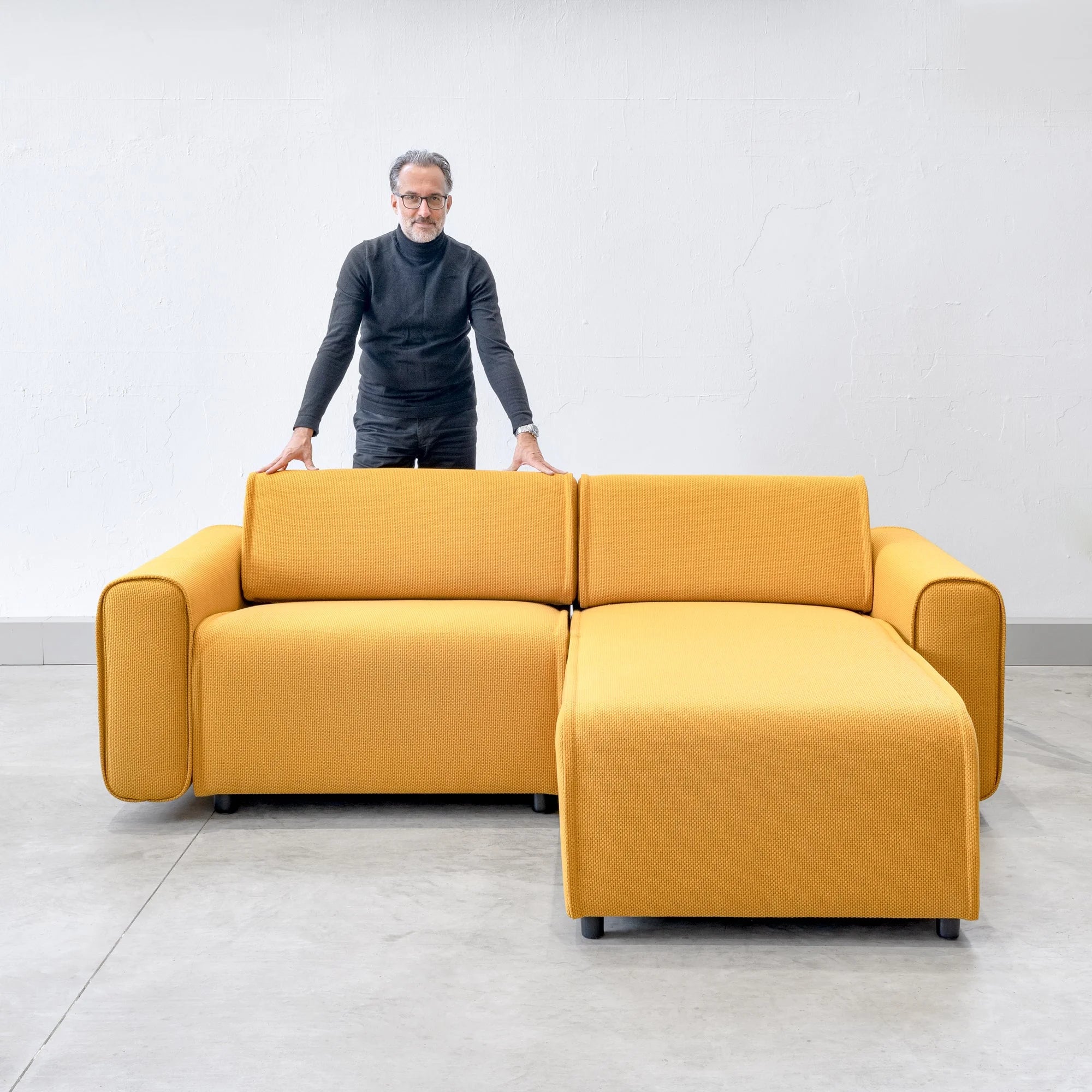 L Sofa Belleform gelb mit Designer Olaf Schroeder