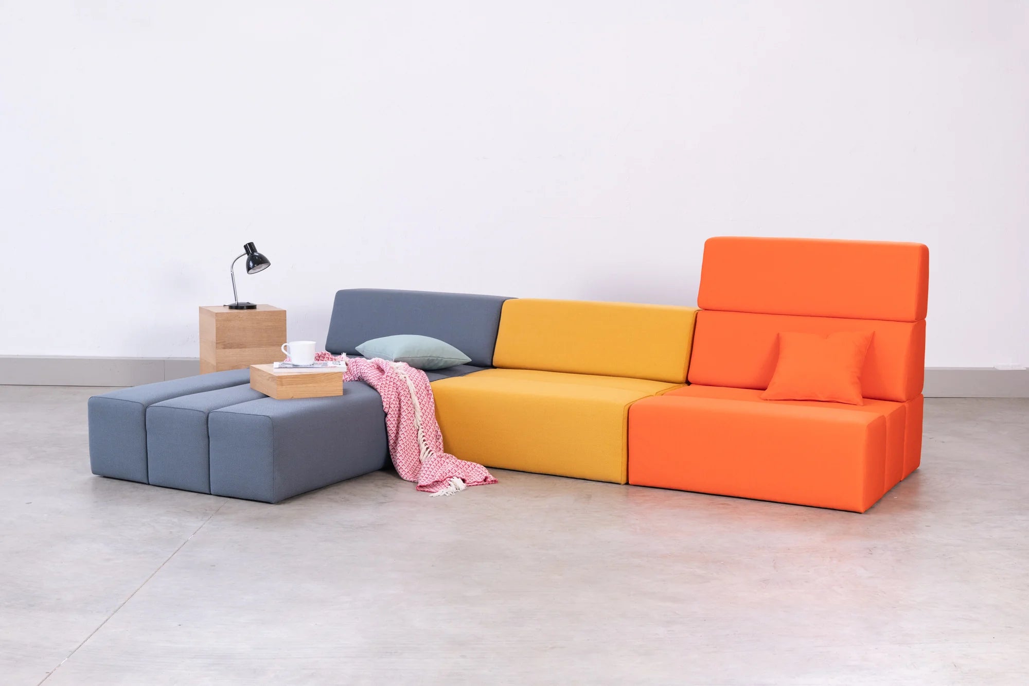 L-Sofa Bricks bunt mit Accessoires