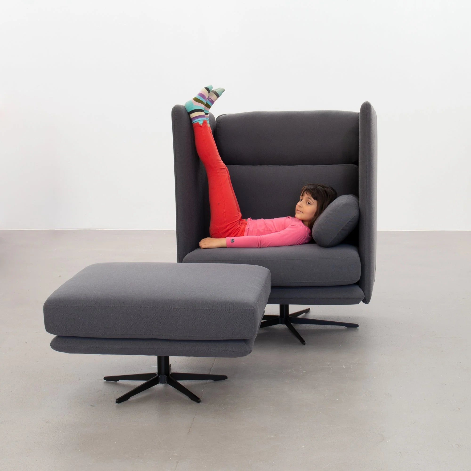 Lounge-Sessel Egon hoch grau mit Kind