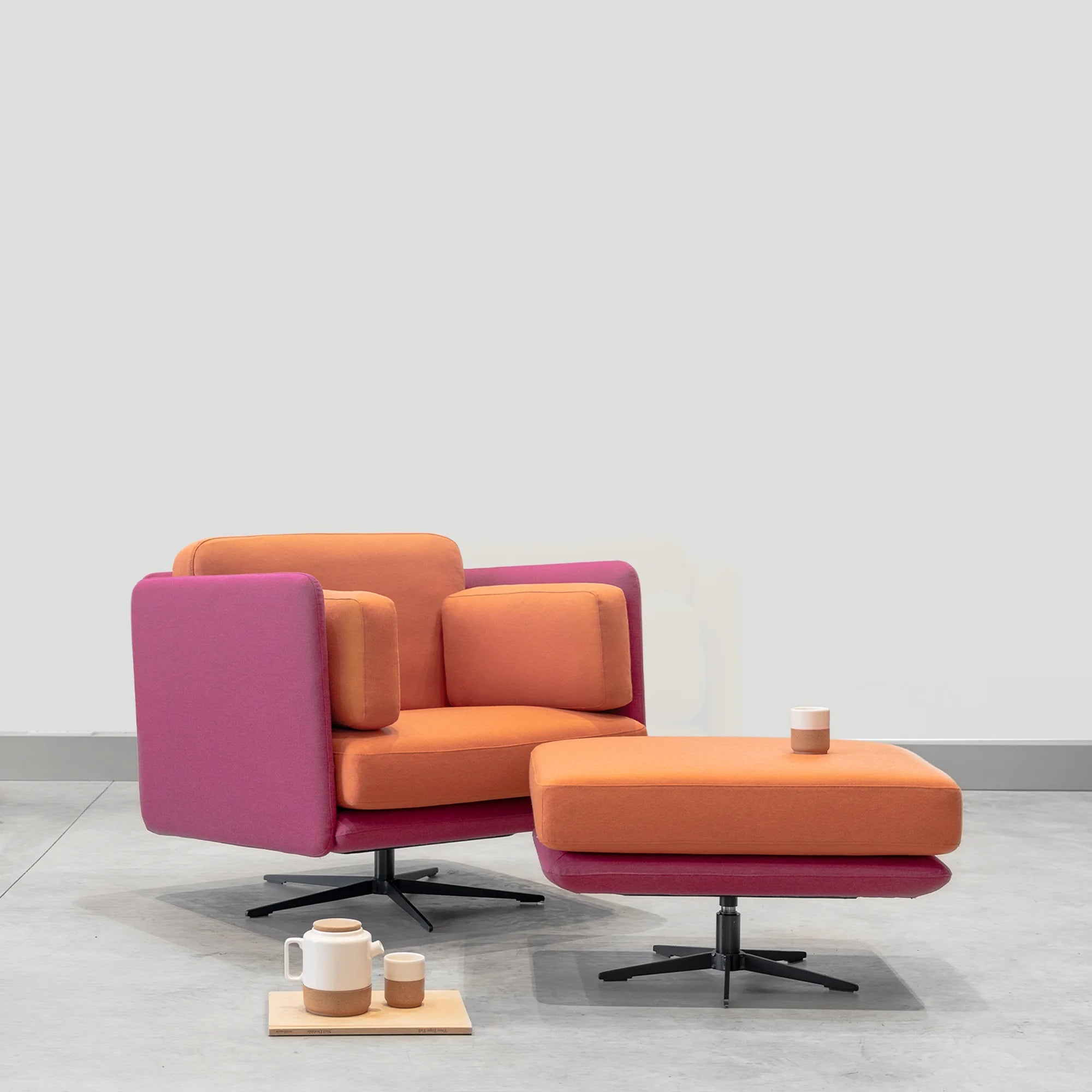 Lounge-Sessel Egon pink und orange mit Hocker