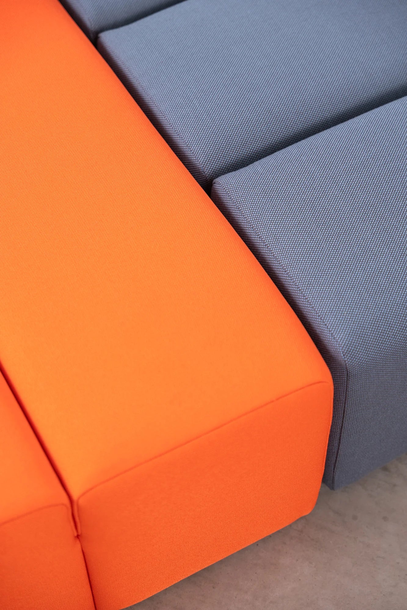 Modulsofa Bricks Nahaufnahme Hocker orange und grau