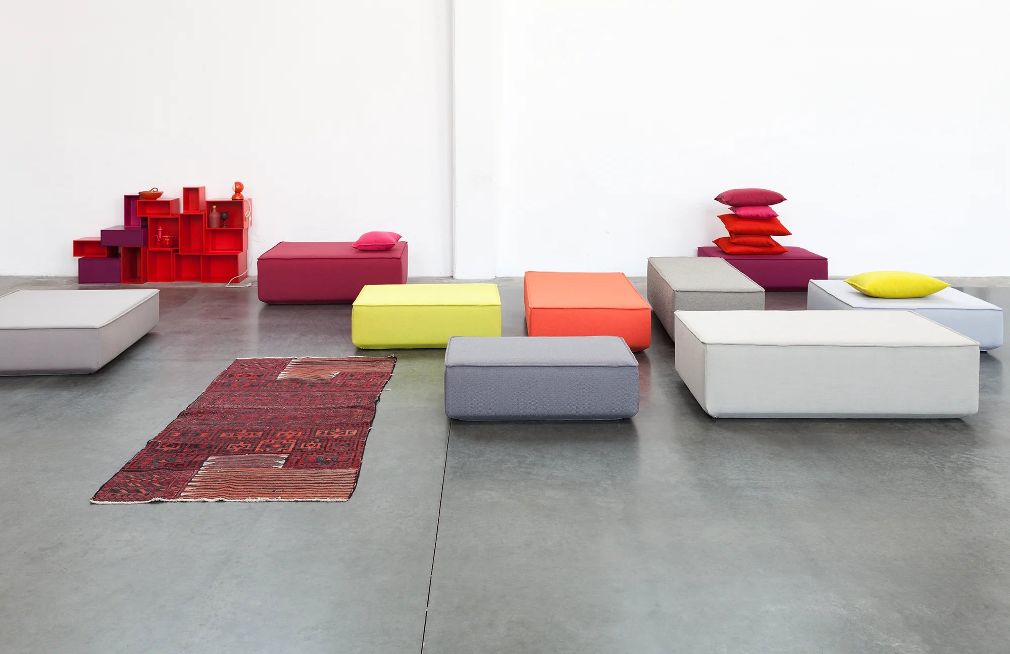 Modulsofa Cubit verschiedenen Größe Poufs bunt