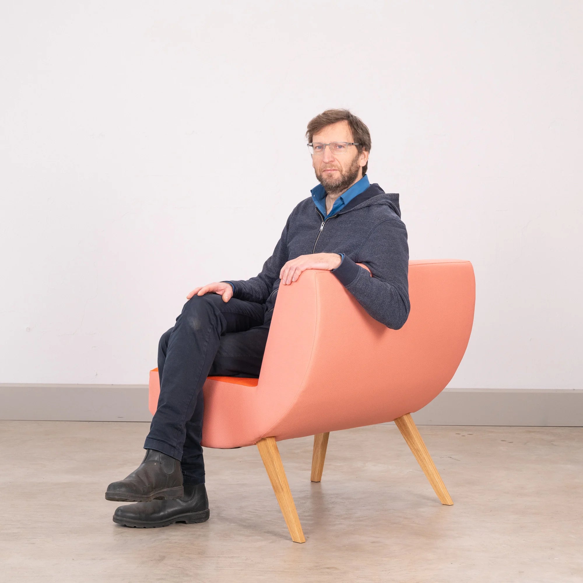 Sitzbank einsitzer Puck mit Designer Christian Lessing