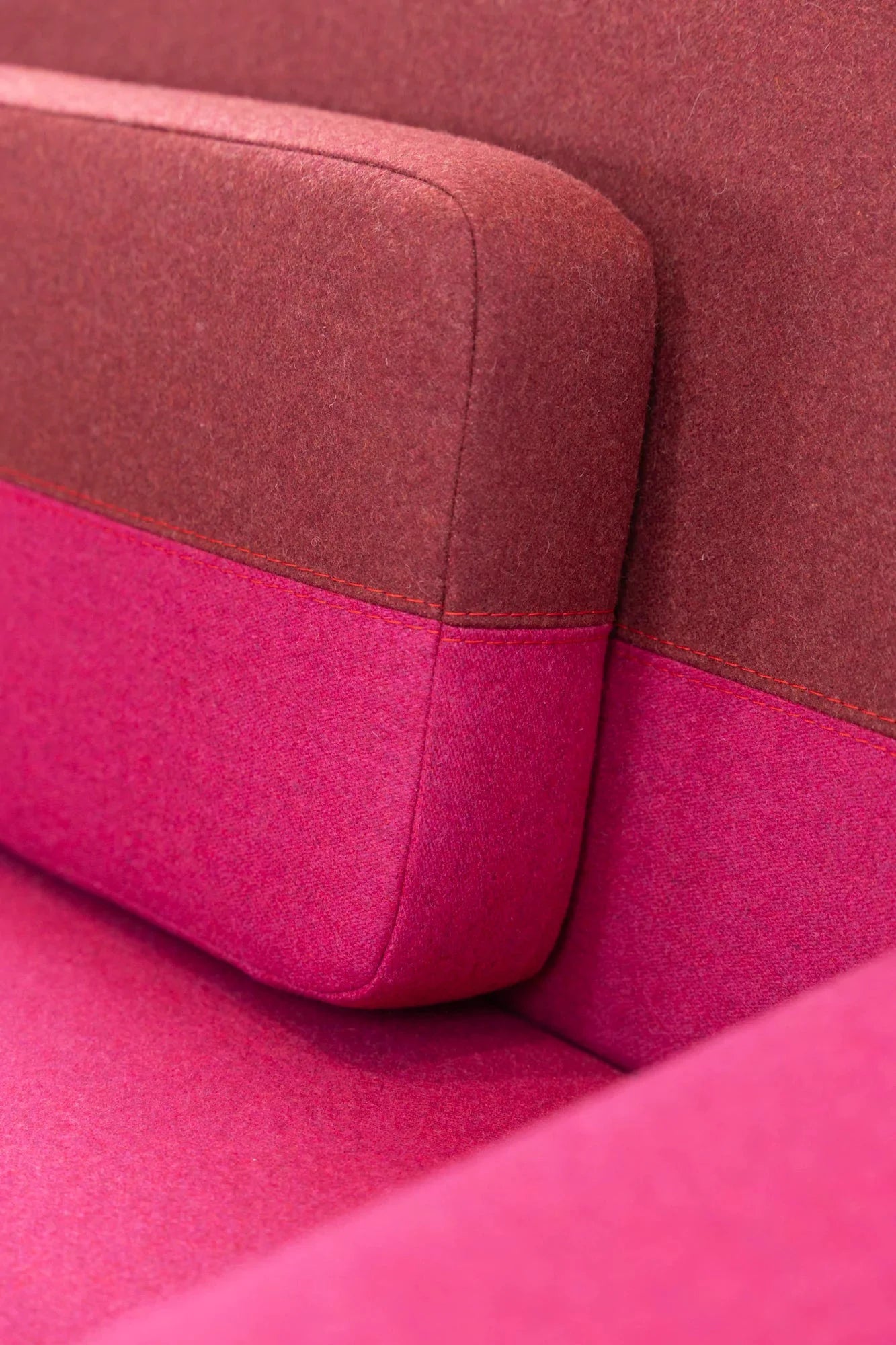 Sitzsofa Bauz Nahaufnahme in Bordeaux und Pink mit Ziernaht