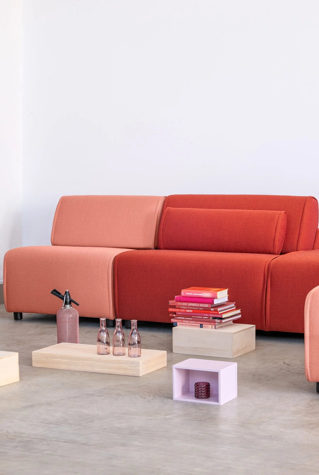 Sofa Belleform Pfirsich und Rot mit Holzboxen und Deko