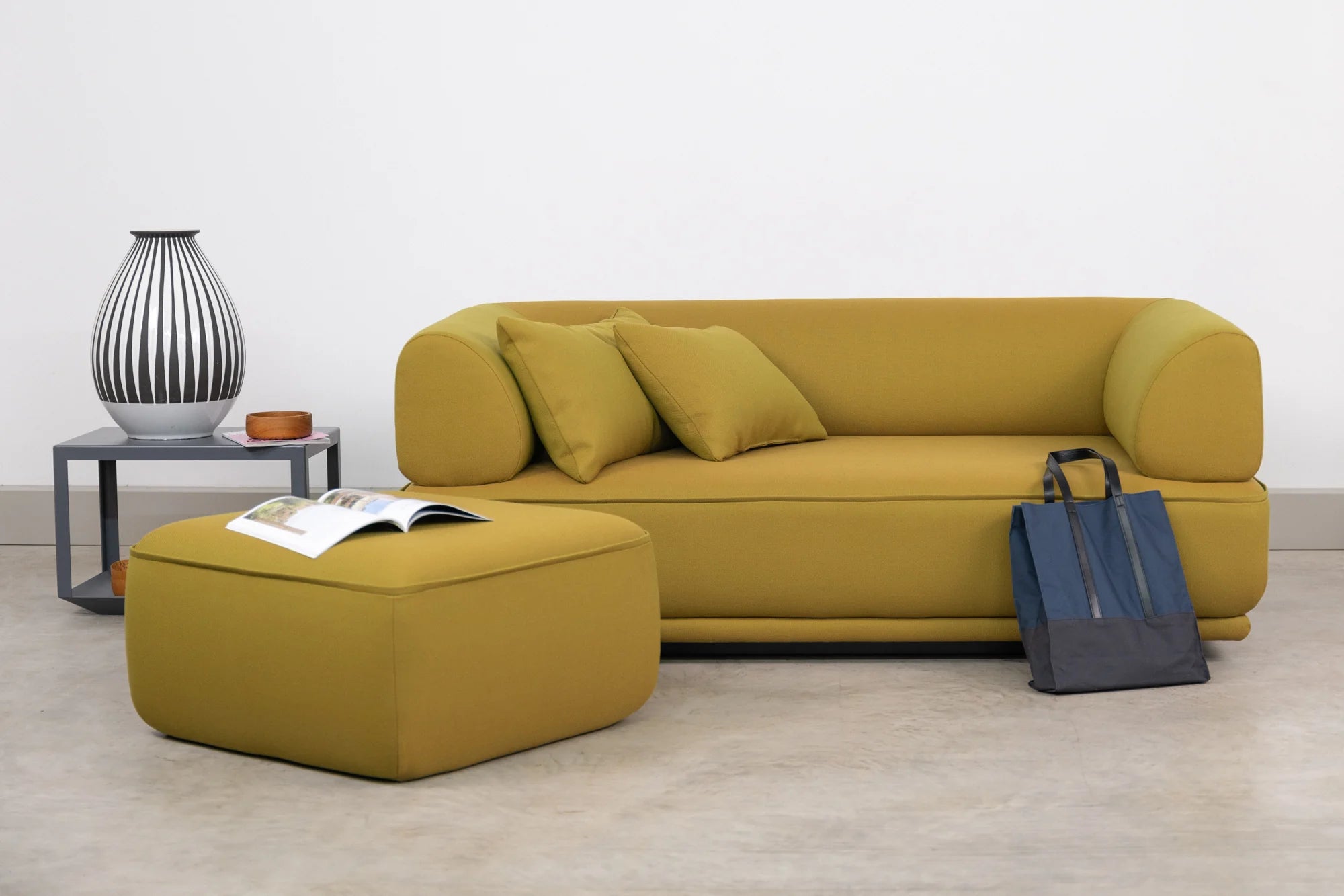 Zweisitzer Sofa Gordo mit zwei Kissen, Pouf und Couchtisch