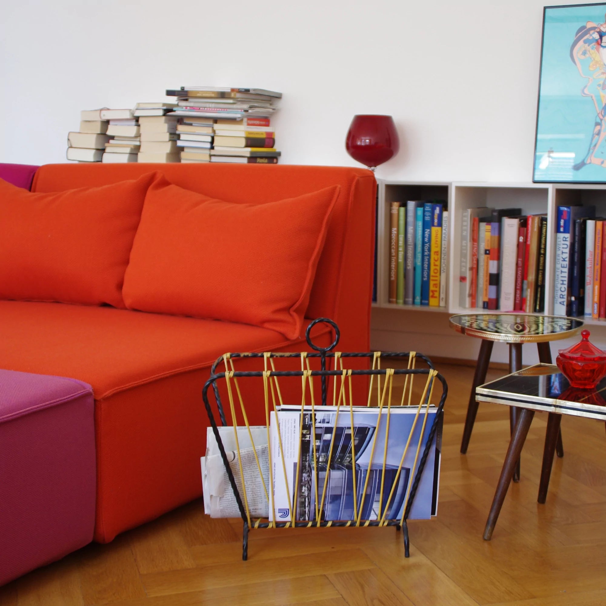 Orangefarbenes Daybed mit lila Hocker