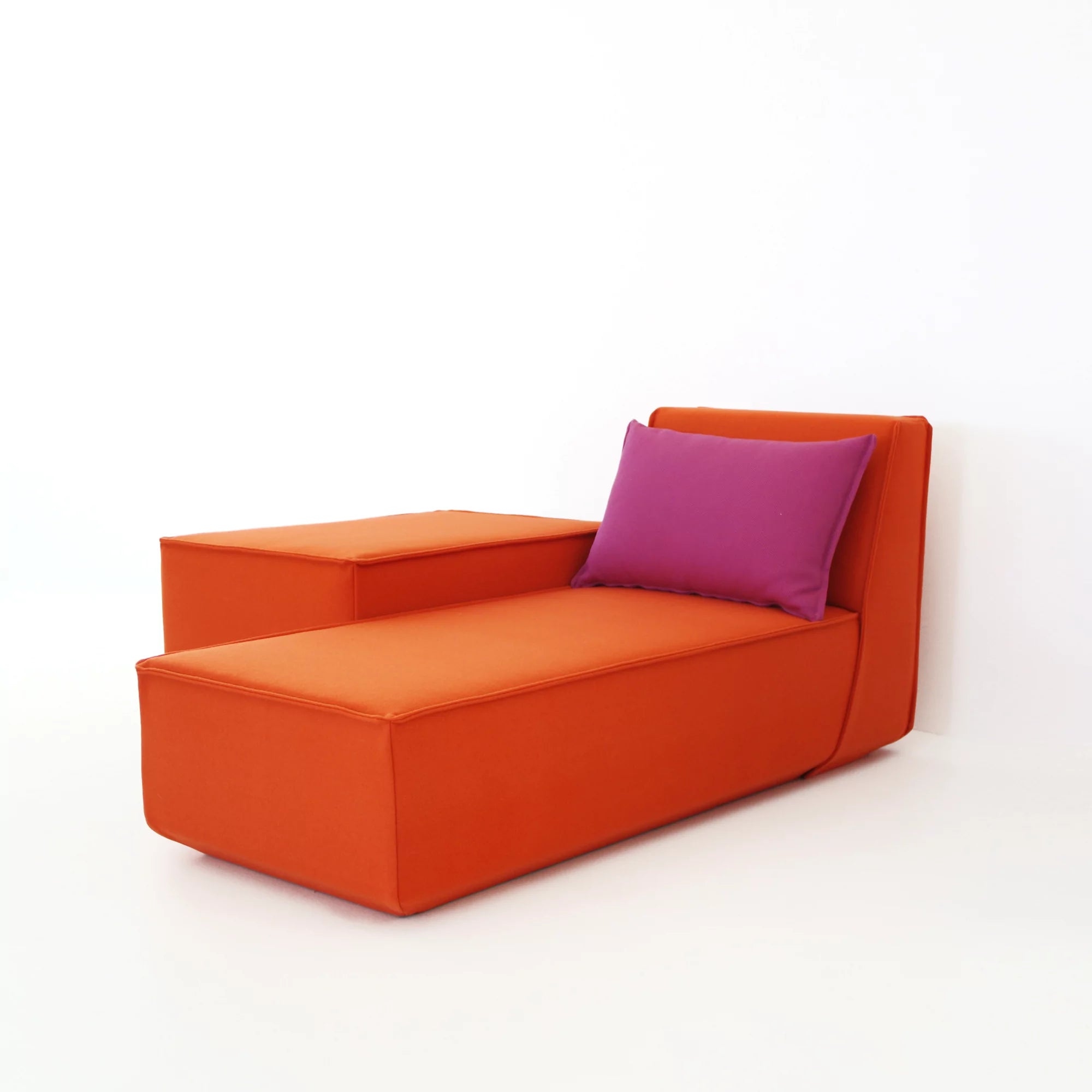 Extralang: oranges Daybed mit Pouf und Kissen