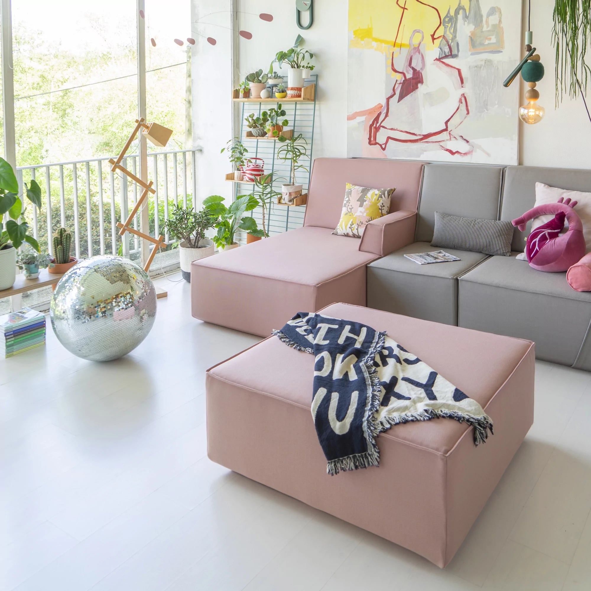 Sofa mit Recamiere und Pouf in grau und rosé